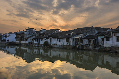 scenery.,construction.,suzhou.,Sunset..,dawn.,Travel..,lake.,outdoors.,The river..,The sky..,The house..,At night..,The sea..,twilight.,Housing.,shoreline.,marina.,The ocean..,building