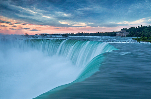 Niagara falls rich and vastness of the water and the majestic momentum, listen to its sound like thunder and thunder, look at its momentum like the mountains! Whether at the bottom of a waterfall's lake basin or deep in its heart, or in a spray of spray on the edge of a huge horseshoe crag, you'll be amazed. Magnificent, magnificent, watching Niagara Falls under the rolling state of the tundra, fe