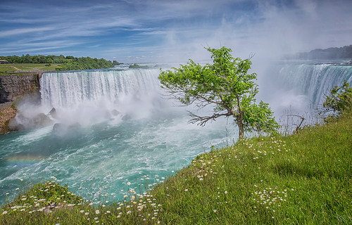 Niagara falls rich and vastness of the water and the majestic momentum, listen to its sound like thunder and thunder, look at its momentum like the mountains! Whether at the bottom of a waterfall's lake basin or deep in its heart, or in a spray of spray on the edge of a huge horseshoe crag, you'll be amazed. Magnificent, magnificent, watching Niagara Falls under the rolling state of the tundra, fe