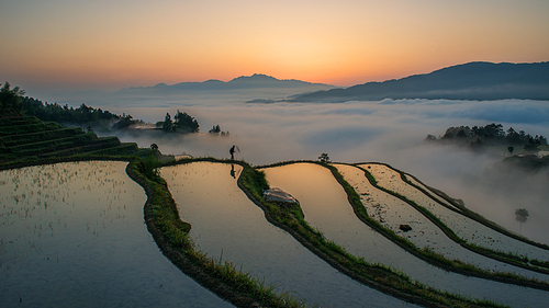 Qin terraced fields located in the west of Hunan Province, the Yuefeng mountain range, including the mouth of the river mouth, the mountain and the terraced fields of purple magpies, is the world heritage of irrigation works. There are more than 80,000 acres of terraced fields and more than 20,000 acres of core scenic spots are being reported in the Guinness Book of Records. It is the national AAA