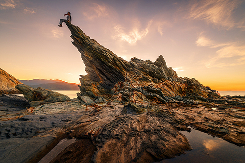 scenery,Travel.,wide angle,shoreline,color,shenzhen,Emotion.,outdoors,Nature.,At night.,rock,The sea.,The ocean.,twilight,The sun.,shan,The beach.,Comfortable weather.,summertime