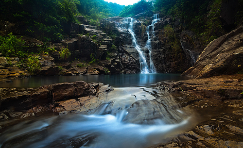 There is the first waterfall of Dongguan said the Huangmao waterfall in the dry season can only be like a stream of small streams.