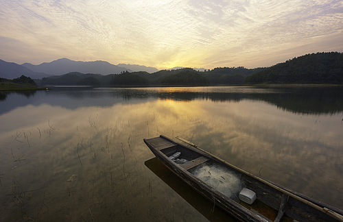 scenery,Travel.,wide angle,color,zhuhai,taishan,landscape,outdoors,Sunset.,Kayak.,tree,Nature.,By the lake.,fog,Quietly.,means of transportation,Daylight.,The sky.,ki