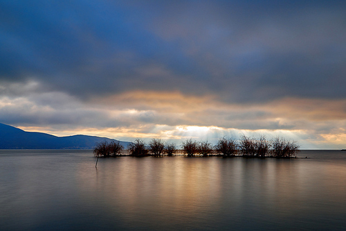 yunnan,dali,scenery,Travel.,canon,color,The sky.,No one.,Nature.,At night.,The sun.,twilight,The river.,The storm.,light,The weather.,outdoors,cloud,tree,Comfortable weather.