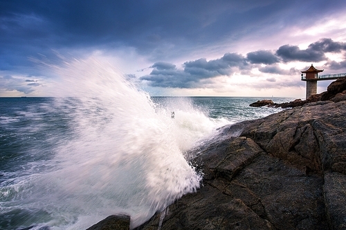 scenery,wide angle,canon,qingdao,season 2 of the lai beat competition,The lighthouse.,landscape,Surfing.,Travel.,Sunset.,The storm.,seascape,rock,The sky.,No one.,Nature.,dawn,wave,summertime,outdoors