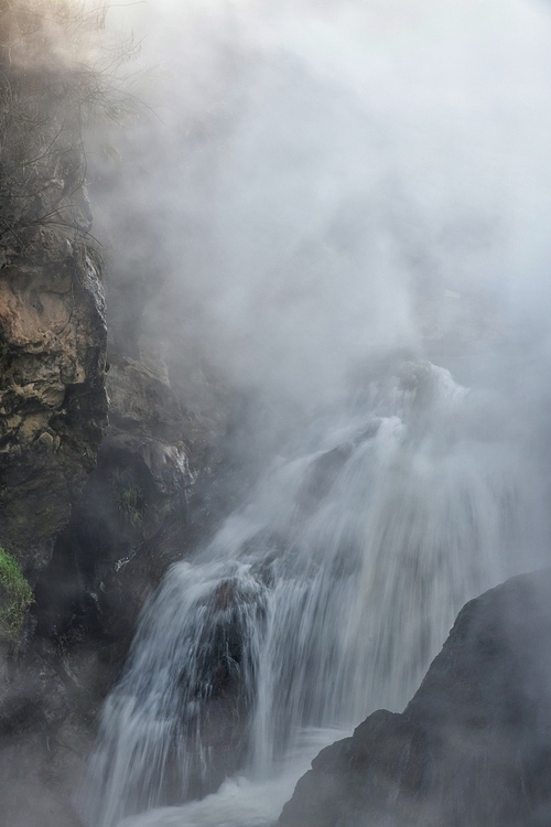 waters,waterfall,No one.,landscape,Nature.,Mist.,Volcano.,fog,outdoors,volcanic eruption,Travel.,The river.,Steam.,rock,Hot Springs.,shan,The water.,Fountain.,Winter.