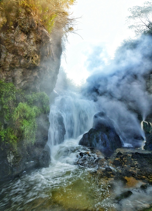 waters,waterfall,No one.,Nature.,The river.,outdoors,Travel.,landscape,rock,ki,fall,Mist.,Steam.,The park.,Hot Springs.,shan,Daylight.,flow,tree,cascades