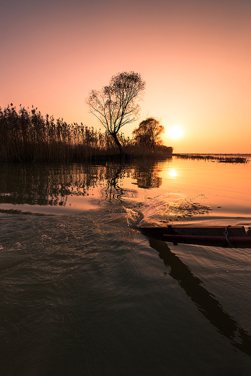 scenery,Photography,color,At night.,reflex,The sun.,lake,twilight,landscape,No one.,The beach.,Nature.,The sky.,backlight,The river.,light,silhouette,Comfortable weather.,tree