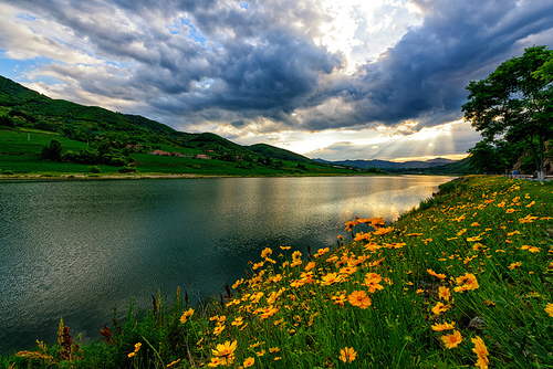 sunset clouds,Of course.,Nature.,lake,waters,outdoors,The sky.,summertime,dawn,lawn,The sun.,Travel.,Comfortable weather.,pastoral,Sunset.,reflex,Flower.,The river.,shan,cloud