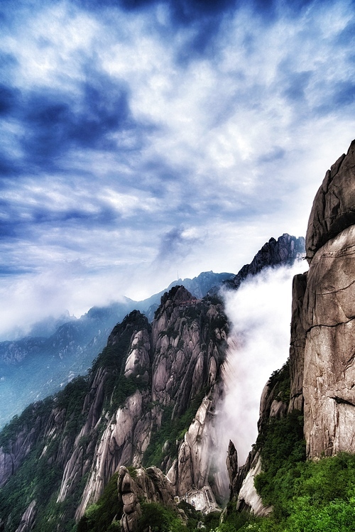 ,shan,scenery,huangshan,color,landscape,rock,waters,Tall.,ascend,ki,Daylight.,summertime,The cliff.,cloud,Hiking.,beautiful sceneries,Adventure.,The valley.