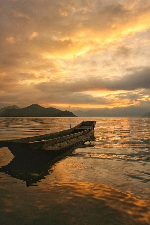 waters,Sunset.,No one.,dawn,At night.,The beach.,ship,twilight,lake,The ocean.,reflex,The sea.,Boat.,Travel.,The sun.,seascape,landscape,The sky.,means of transportation,marina