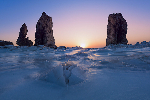 setting sun,shan,sunset clouds,The sea.,Snowy.,ice,sea water,ice and snow,The reef.,outdoors,Nature.,landscape,rock,At night.,peak,twilight,Cold.,The ocean.
