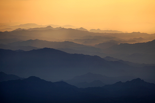 scenery,fog,No one.,dawn,shan,Mist.,At night.,Travel.,landscape,The sky.,outdoors,twilight,The sun.,Nature.,haze,light,waters,Daylight.,The valley.,Comfortable weather.