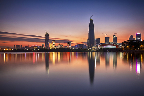 In the evening of Shenzhen Bay, the sky is very beautiful and the buildings are reflected in the bay.