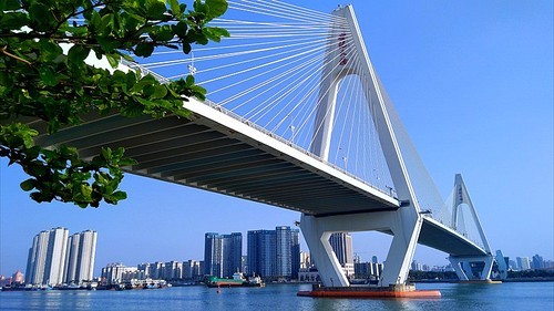 Scenery.,waters,Travel.,construction,The sky.,The city.,Hyundai.,Transportation Systems,No one.,The river.,building,outdoors,The sea.,connect,Business.,cityscape,structure,skyline,Downtown.