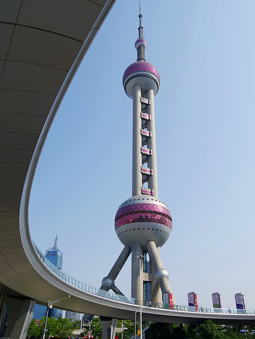 That sunny morning, to the Oriental Pearl Tower, looking up, towering clouds, such as the clouds, particularly spectacular, like a string of stars falling from the sky, under the sun shine, glittering brilliant.
