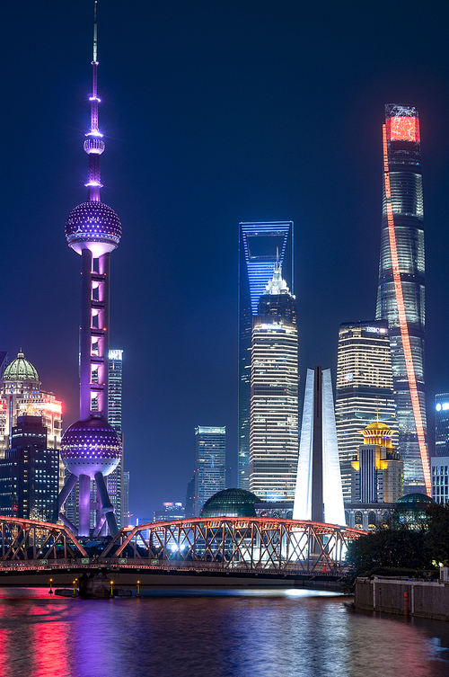 shanghai,night scene,the bund,lujiazui,Outer Rivers Bridge,three-piece suite,Downtown.,The city.,Lighted.,building,high building,At night.,Tall.,The river.,No one.,The sky.,waters,landmark,The bridge.