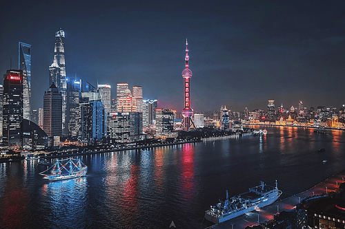 A cell phone.,Travel.,The city.,waters,building,skyline,skyscraper,cityscape,No one.,The river.,twilight,seaside,At night.,The bridge.,high building,Downtown.,Sunset.,The sky.,reflex