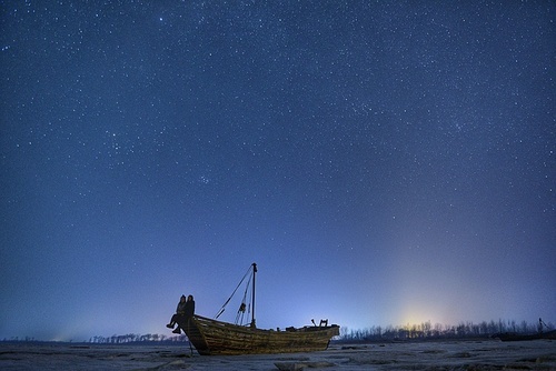 starry sky,scenery,Boat.,The middle of the ocean.,sea ice,Sunset.,dawn,The ocean.,No one.,landscape,At night.,The sun.,ship,exploration,Winter.,shoreline,lake,reflex,light,Travel.