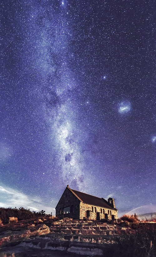 Perhaps the most important thing to come to New Zealand was to look at the stars under this church, but the summer rain did not overshadow it. How many people are in front of this church? It should be smaller than Notre Dame.