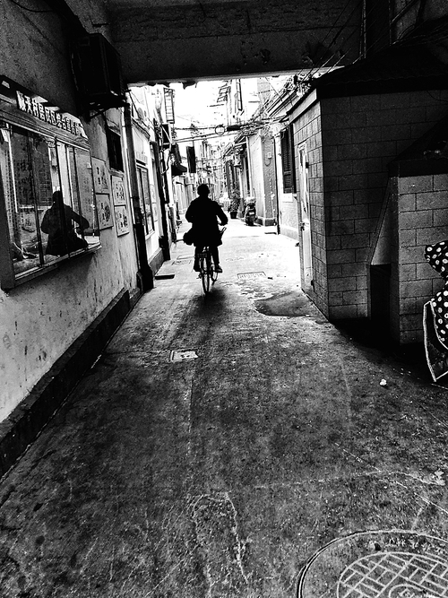 A cell phone.,black and white,The city.,street racket,Male.,Transportation Systems,railway train,Subway.,adult,The tunnels.,hutong,Group (abstract),Small town.,No one.,old,team up,The road.,retro
