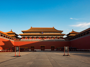 Without the tourists, the stillness of the Imperial Palace, even the shadow of light and shadow, seems to be stagnant.