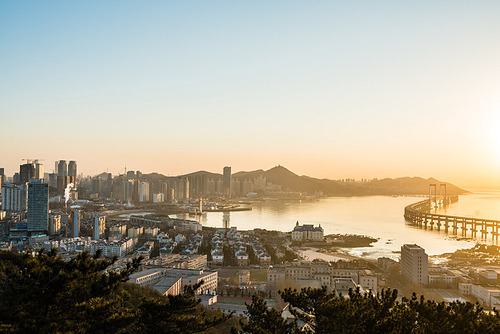 scenery,The city.,color,skyline,Travel.,cityscape,No one.,Snowy.,Sunset.,dawn,building,outdoors,waters,Downtown.,light,The sky.,skyscraper,fog,landscape