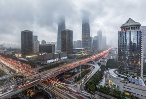 Beijing has been in continuous heavy rain, after work after work to be taken to shoot, it is a photograph of the international trade in clouds.