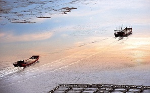 documentary,scenery,nikon,color,street racket,means of transportation,Transportation Systems,shoreline,No one.,sand,Boat.,Travel.,pastime,Fisherman.,outdoors,landscape,Sunset.,The sky.,wave