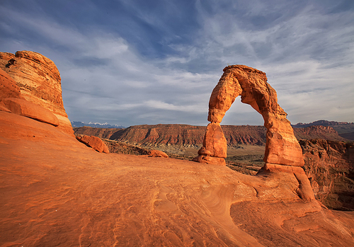 Fine arches, which are the hallmark of Utah and the entire Colorado Plateau. Photographic enthusiasts around the world have been all over it, leaving countless beautiful shadows, especially at sunset or under the stars shining in the night sky. Early morning or dusk is the best time to shoot, as the sun's rays give the arch a deep orange color. I was a person with the map, drove to the foot of the