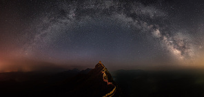 The third time came to the sima tai city, finally captured the desired galactic arch bridge. After driving for more than two hours and climbing more than three hours, he finally climbed into the Fairy Tower in the haze, photographing the Peking Opera Tower and the Milky Way above the haze.