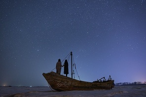 starry sky,scenery,Boat.,The middle of the ocean.,sea ice,The beach.,The ocean.,The sea.,The sky.,Transportation Systems,shoreline,Winter.,exploration,shipwrecked ship,landscape,Travel.,Sunset.,People.,light