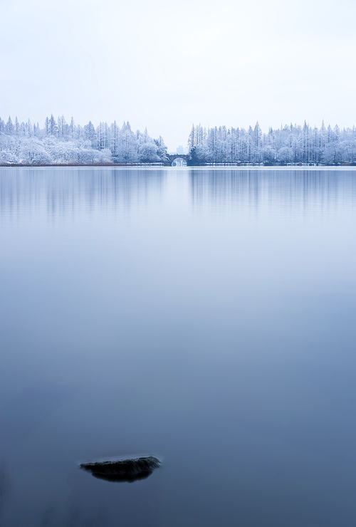 scenery,west lake,snowscape,hangzhou,sony,dawn,Sunset.,Snowy.,outdoors,tree,The river.,The sky.,Travel.,Winter.,Nature.,Daylight.,The beach.,Birds.,fog,At night.