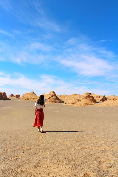 scenery,canon,maidens,The sky.,The desert.,People.,children,A girl.,landscape,outdoors,one,leisure,shoreline,pastime,summertime,The sea.,Daylight.,The sun.,waters,dune
