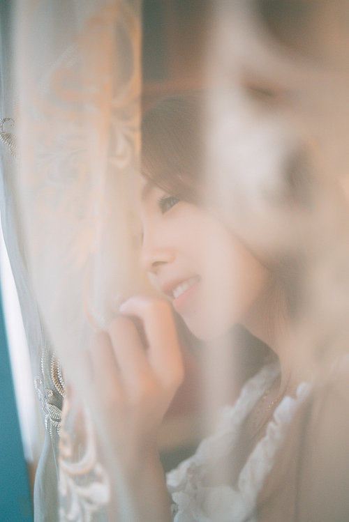portrait,Hey, girl.,nikon,one,adult,The wedding.,The window.,portraits,Take it easy.,Naked.,A girl.,Costumes.,dawn,The bride.,veil,The family.,Rooms.,leisure,Oh, love.