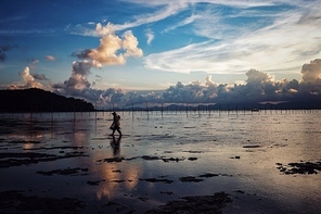 scenery,canon,color,Planet of the Gods: Collection of the Most Beautiful Island,Photography Category Photography Team, Jing Tung Photography,JD Documentary,The sun.,At night.,landscape,twilight,The sea.,The ocean.,The sky.,Nature.,No one.,silhouette,Travel.,shoreline,seascape,summertime