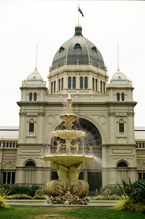 호주 멜버른의 왕립전시관 칼튼가든의 분수 필름사진 (NN015_014)