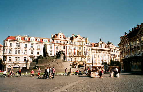 체코 프라하 구시가지 광장의 얀후스 동상 필름사진 (NN012_037)