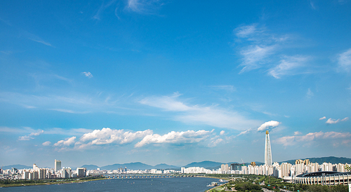 청명한 하늘에 뭉게구름이 떠있는 한강과 서울도심 풍경