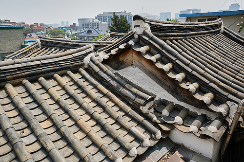 한국 전통의 북촌한옥마을의 전통지붕