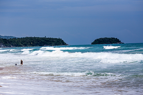 태국 푸켓 리조트의 파도치는 해변가 풍경