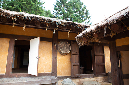 초가지붕과 부엌 등으로 구성된 전통가옥
