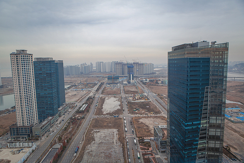 신도시에 건설 중인 고층빌딩과 도로들