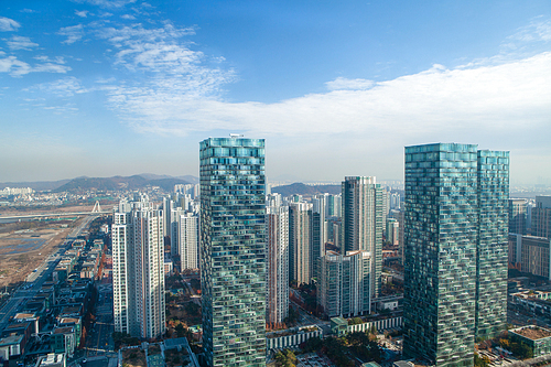 송도신도시의 고층건물과 푸른하늘