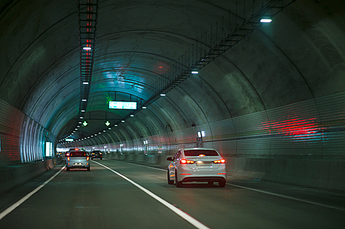 터널과 자동차