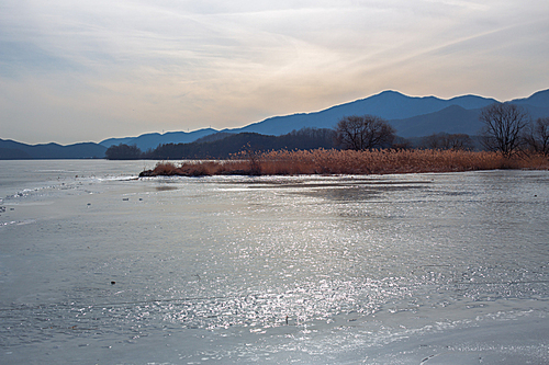 강추위로 얼어붙은 호수와 강 수면위로 내리 비치는 햇빛