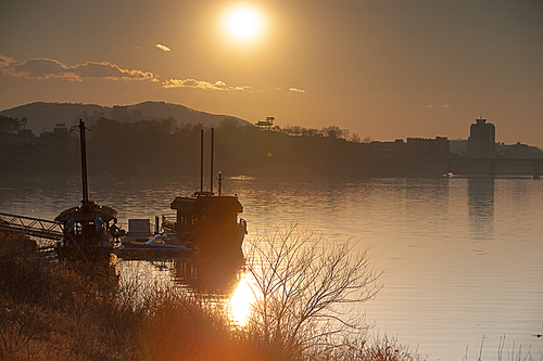 강열한 태양빛이 반영된 남한강
