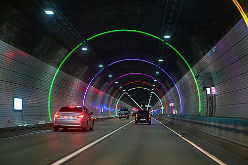 자동차와 터널