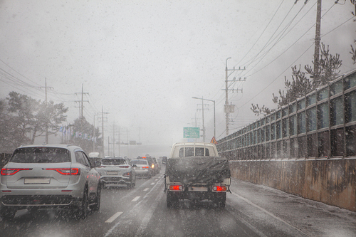 겨울 눈내리는 도로의 자동차들