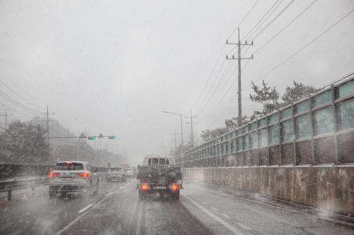 겨울 눈내리는 자동차 도로